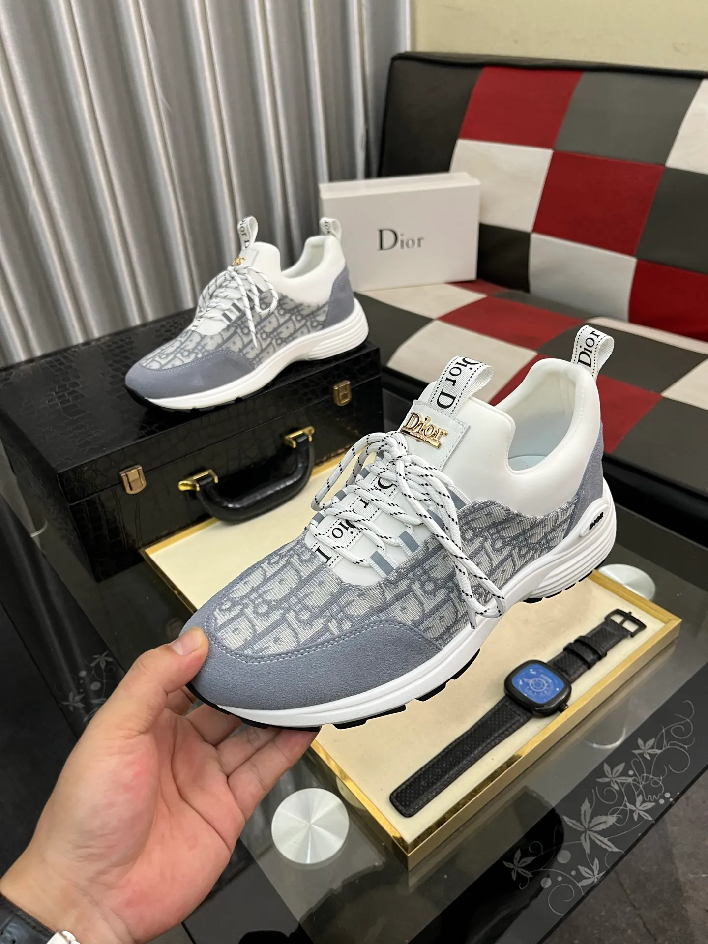 Men's Men's Shoes💰440⌚️⌚️ Dior's casual and sporty style combines the elements of dad's bag-soled shoes. It has successfully broken through the dad shoe style that has been on the streets in recent years and has become a beautiful landscape in luxury goods. The fabric is high mercerized with breathable mesh. The mesh on both sides of the shoe is made of three layers of composite technology. The bottom process uses package molding fabrics: imported high mercerized 🐂 cowhide stitching with original customized D-shaped mesh code number: 38-444️⃣ Colors available
